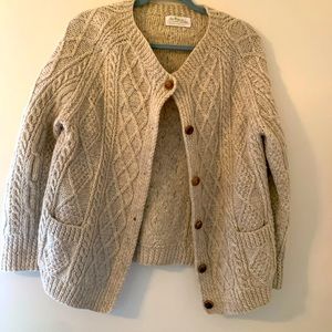 Aran island Irish wool sweater with wooden buttons